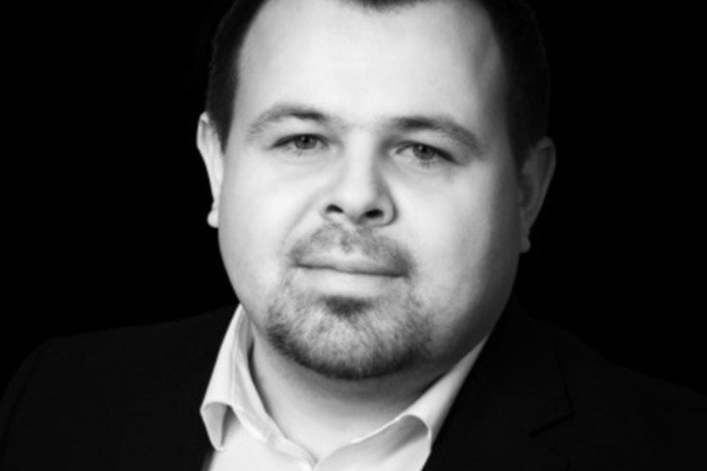 Gabriel Both, Experte für Kalkulation und Projektwirtschaftlichkeit bei Nevaris Bausoftware lächelt freundlich in die Kamera.