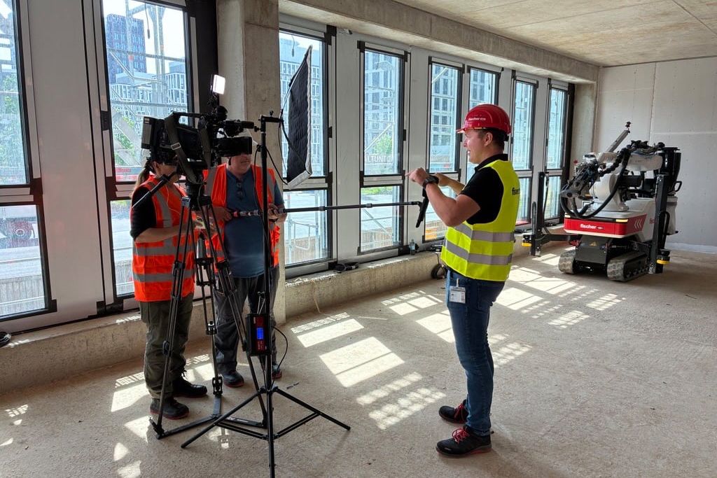 Im TV-Rampenlicht: fischer Baubot bohrt 16.000 Löcher auf Großbaustelle Im TV-Rampenlicht: fischer Baubot bohrt 16.000 Löcher auf Großbaustelle