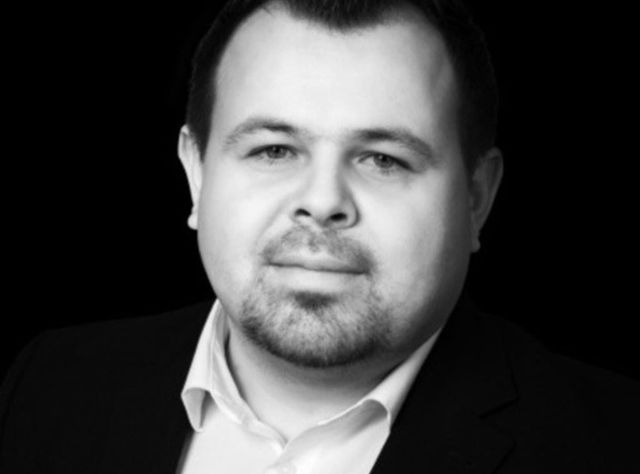 Gabriel Both, Experte für Kalkulation und Projektwirtschaftlichkeit bei Nevaris Bausoftware lächelt freundlich in die Kamera.