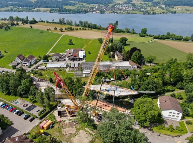 Der Einsatz des Tadano CC 38.650-1 Raupenkrans bei der Aabachbrücke in Niederuster Der Einsatz des Tadano CC 38.650-1 Raupenkrans bei der Aabachbrücke in Niederuster