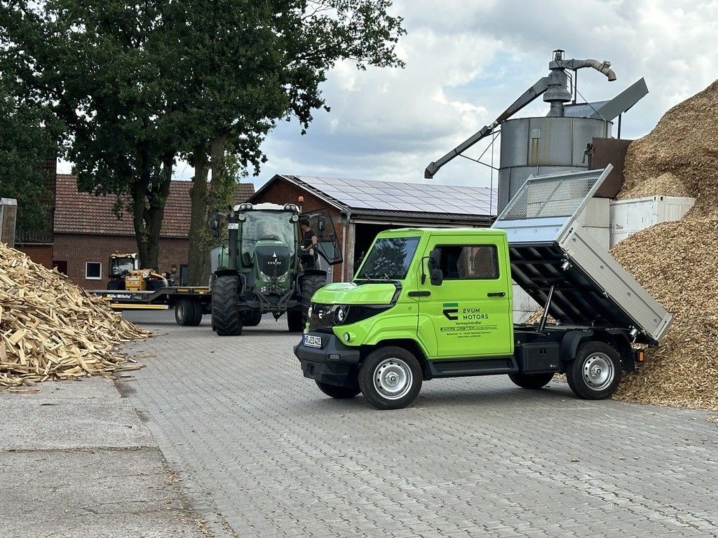 Der Evum von Evum Motors im Einsatz auf einem Bauhof: Effiziente und nachhaltige Mobilität für eine umweltfreundlichere Zukunft.