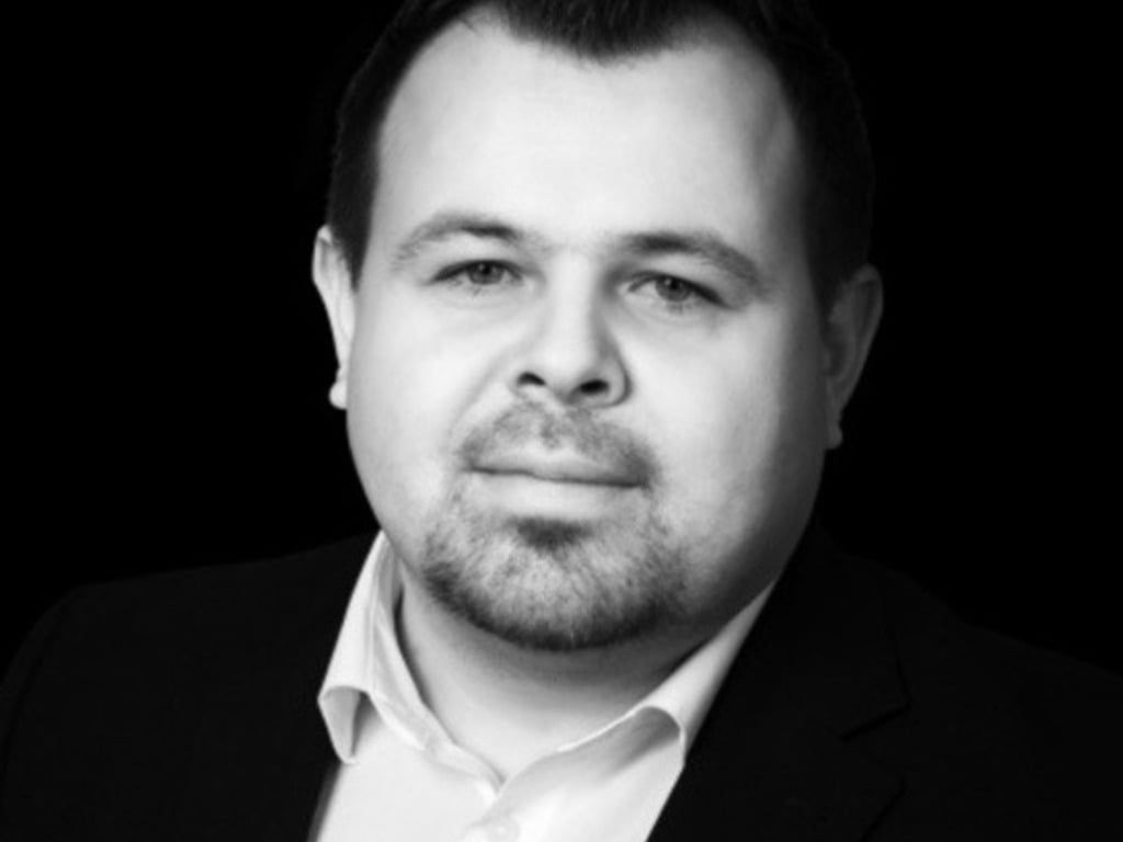 Gabriel Both, Experte für Kalkulation und Projektwirtschaftlichkeit bei Nevaris Bausoftware lächelt freundlich in die Kamera.