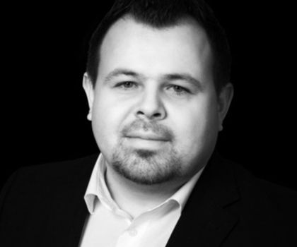 Jan Köster, Industrial Engineer und Gabriel Both, Experte für Kalkulation und Projektwirtschaftlichkeit bei Nevaris BausoftwareMarketing Manager bei 123erfasst. Gabriel Both, Experte für Kalkulation und Projektwirtschaftlichkeit bei Nevaris Bausoftware lächelt freundlich in die Kamera.