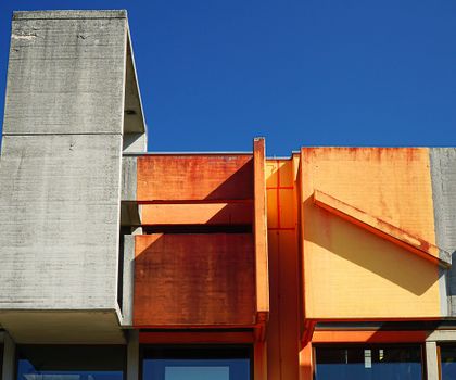 KLB Klimaleichtblock richtet sich neu aus Eine bunte Betonwand im Sonnenschein
