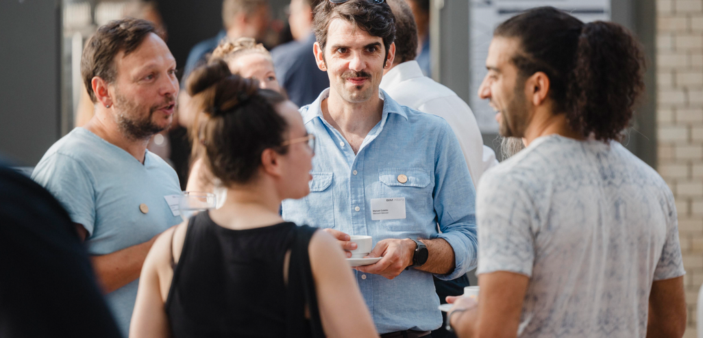 Das Networking ist bei jeder Veranstaltung der BIM Allianz elementar. Denn der Verband ist eine Interessensvertretung aktiver Architekt*innen und Planer*innen, die ihr Know-how in den Verband einbringen und sich auf Augenhöhe miteinander austauschen. Das Networking ist bei jeder Veranstaltung der BIM Allianz elementar. Denn der Verband ist eine Interessensvertretung aktiver Architekt*innen und Planer*innen, die ihr Know-how in den Verband einbringen und sich auf Augenhöhe miteinander austauschen.