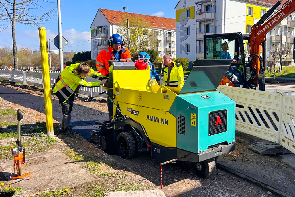 Maschineller Asphalteinbau mit dem Ammann Minifertiger ABG 1570 Maschineller Asphalteinbau mit dem Ammann Minifertiger ABG 1570