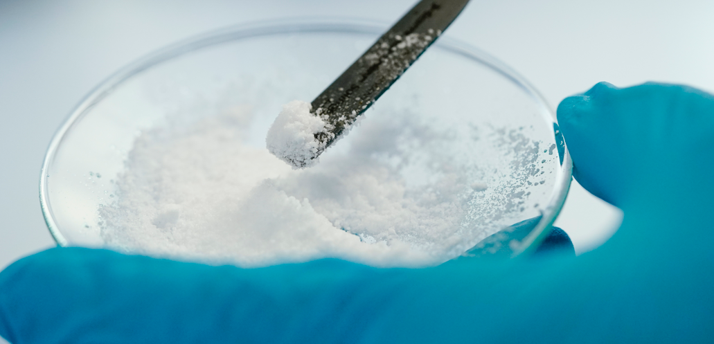Kritische Rohstoffe der Autobranche wie Cobalt, Lithium und Graphit werden immer günstiger. Eine Mitarbeiterin hält in einem Labor der Vulcan Energie eine Glasschale mit Lithiumchlorid in den Händen.