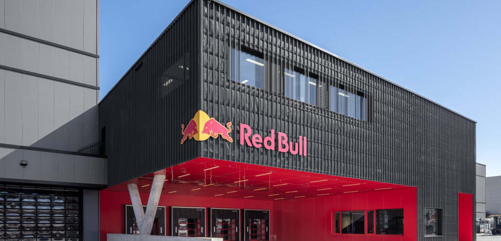 Lochblechfassade für das Red Bull Betriebsgebäude in Oberwang Lochblechfassade für das Red Bull Betriebsgebäude in Oberwang