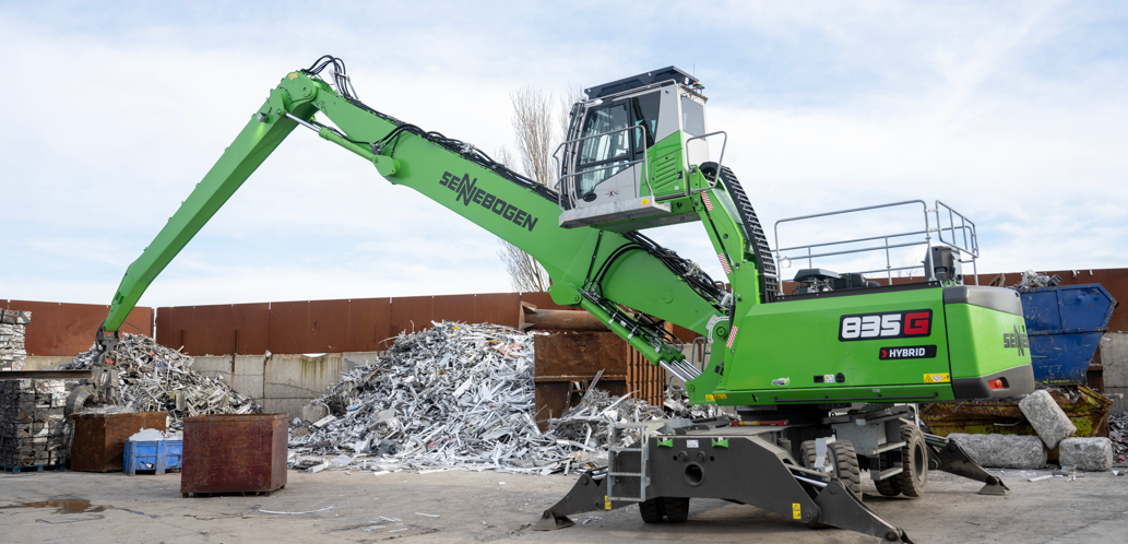 Mit einer Reichweite von 20 Metern und dem 0,8 m³ Mehrschalengreifer erreicht der 835 G jede Ecke des Recyclinghofes mühelos. Mit einer Reichweite von 20 Metern und dem 0,8 m³ Mehrschalengreifer erreicht der 835 G jede Ecke des Recyclinghofes mühelos.