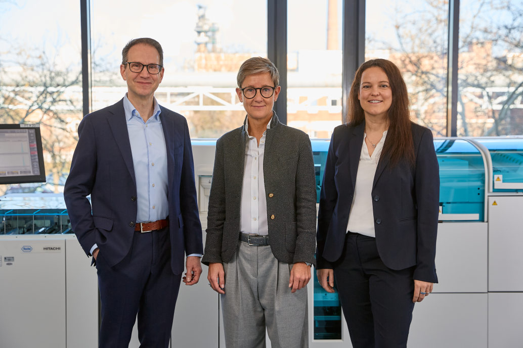 (v.l.n.r.): Dr. Daniel Steiners, Vorstand der Roche Pharma AG, Dr. Claudia Fleischer, Geschäftsführerin der Roche Diagnostics GmbH und Daniela Kahlert, Geschäftsführerin der Roche Diagnostics Deutschland GmbH, präsentieren gemeinsam die Jahresergebnisse 2024 für Roche in Deutschland.