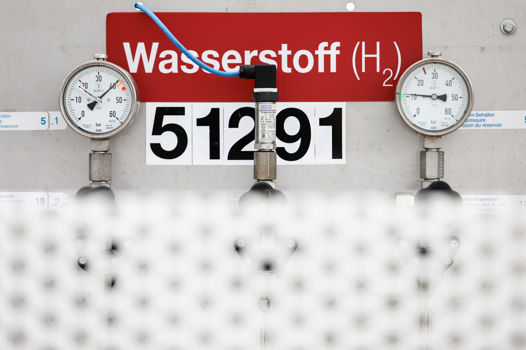 Ein Wasserstofftank steht vor dem Labor mit dem neuen Brennstoffzellenprüfstand.
