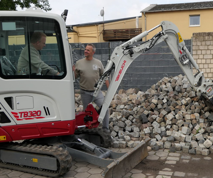 Takeuchi TB 320: Kompakter Bagger mit maximaler Flexibilität Takeuchi TB 320: Kompakter Bagger mit maximaler Flexibilität