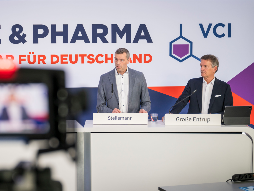 Im Bild von links:  Dr. Markus Steilemann, Präsident des Verbands der Chemischen Industrie (VCI) und CEO der Covestro AG; Dr. Wolfgang Große Entrup, Hauptgeschäftsführer des Verbands der