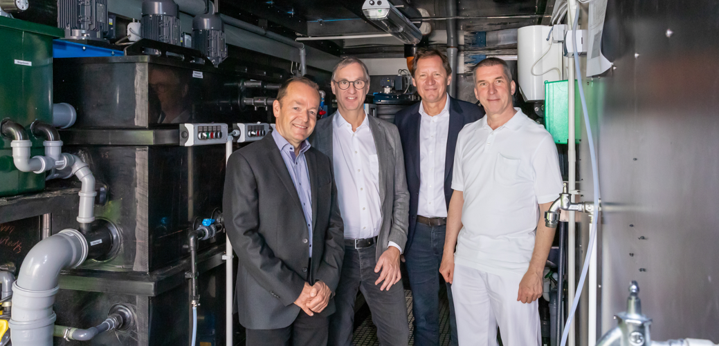 Projekt zur Entfernung von Medikamentenrückständen aus Abwasser abgeschlossen v.l. Prof. Jörn Einfeldt, Dr. Kim Augustin, UKE-Vorstandsmitglied Joachim Prölß und Leiter der UKE-Krankenhaushygiene Prof. Dr. Johannes K.-M. Knobloch