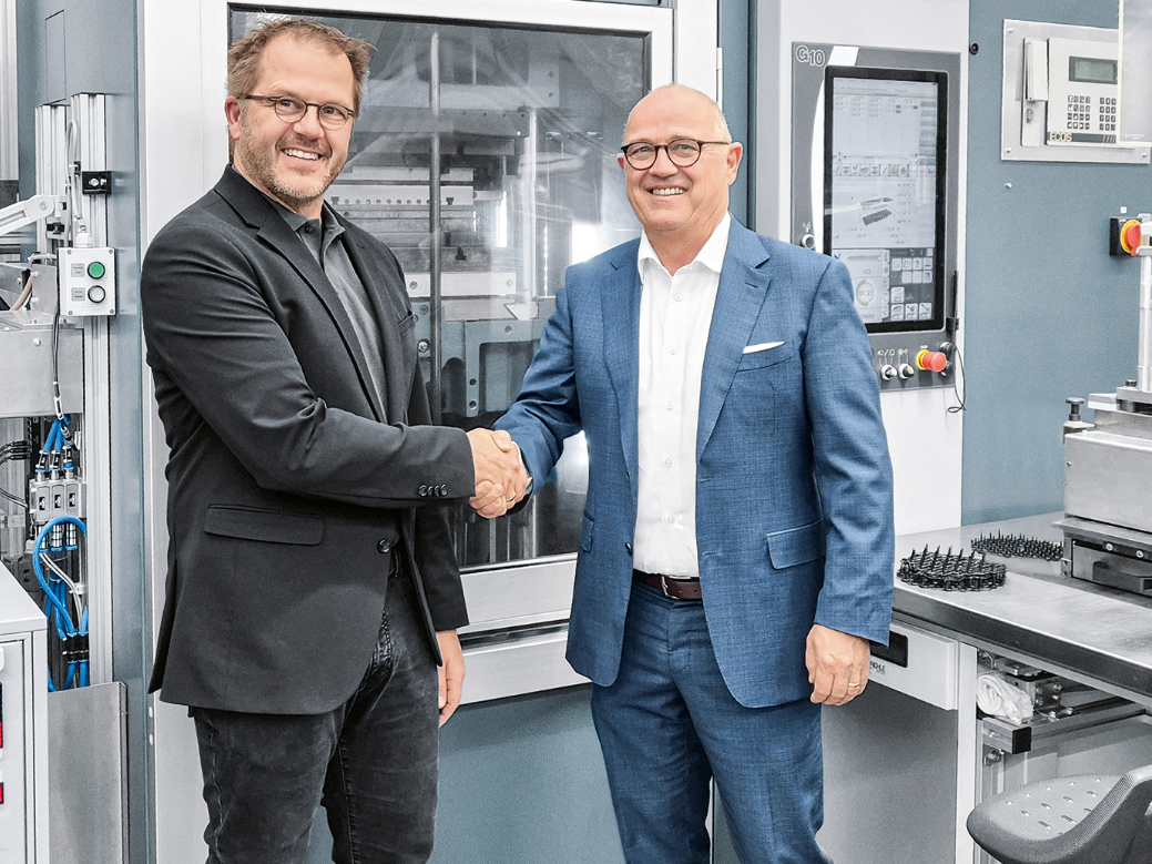 The previous Managing Director and owner of Neddermann GmbH, Matthias Knieß (right), is retiring. He has handed over the reins to Sebastian Schill, head of Festo's technology factory in Scharnhausen.