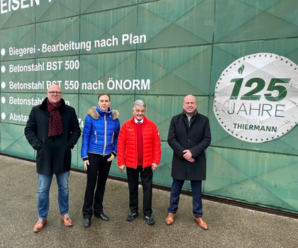 Waldner Unternehmensgruppe übernimmt benachbartes Firmengelände Markus Thiermann, Patricia Thiermann-Haase, Karl Angele und Jochen Früh vor dem Plakat 125 Jahre Eisen THiermann