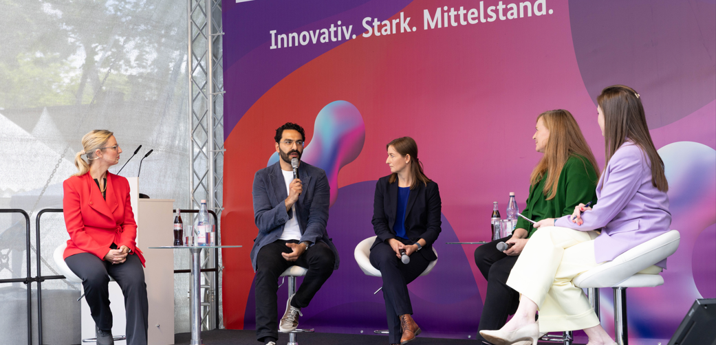 Das Bühnenprogramm griff zentrale Themen des Mittelstands auf – darunter Digitalisierung, Fachkräftesicherung, Nachhaltigkeit, industrielle Transformation und Technologietransfer. Das Bühnenprogramm griff zentrale Themen des Mittelstands auf – darunter Digitalisierung, Fachkräftesicherung, Nachhaltigkeit, industrielle Transformation und Technologietransfer.