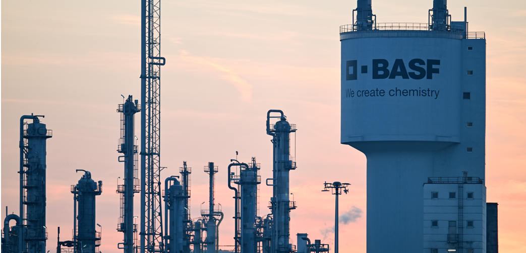 Der Schriftzug BASF ist an einer Industrieanlage auf dem Gelände des Chemieunternehmens BASF angebracht.