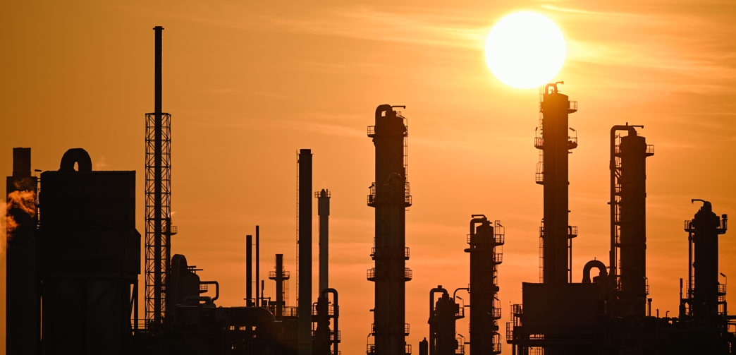 Geht es in der Chemie- und Pharmaindustrie wieder aufwärts? Die Sonne geht hinter Industrieanlagen auf dem Gelände des Chemieunternehmens BASF unter.