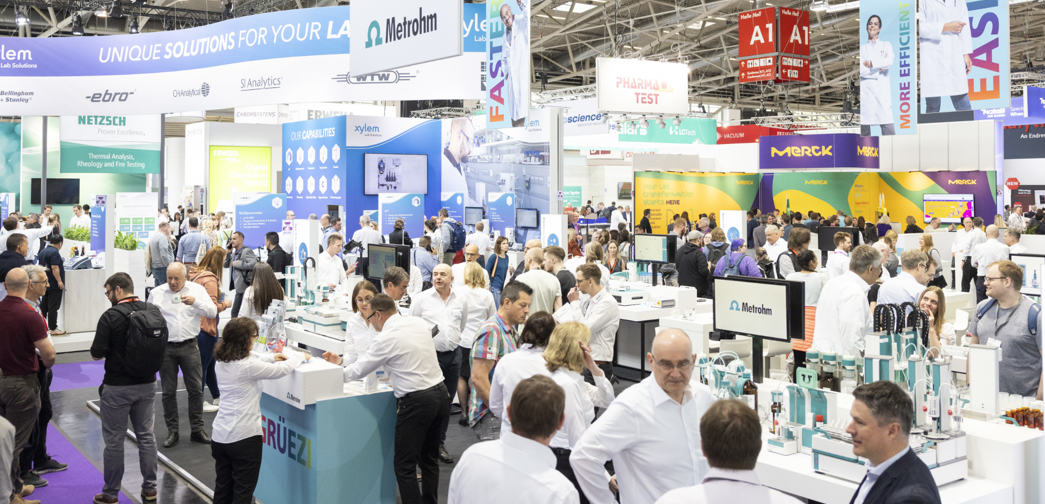 Besucher auf der Messe Analytica