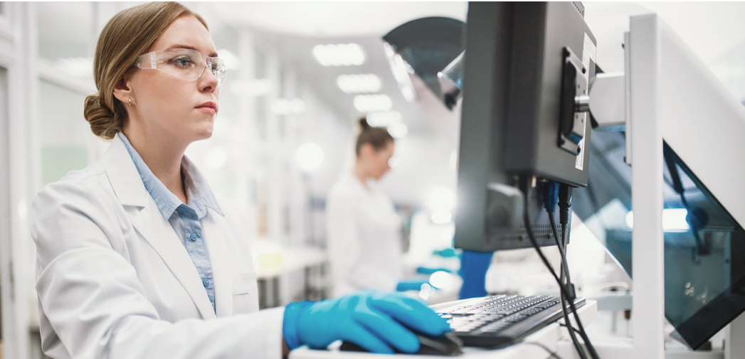 Labormitarbeiterin am Computer Labormitarbeiterin am Computer