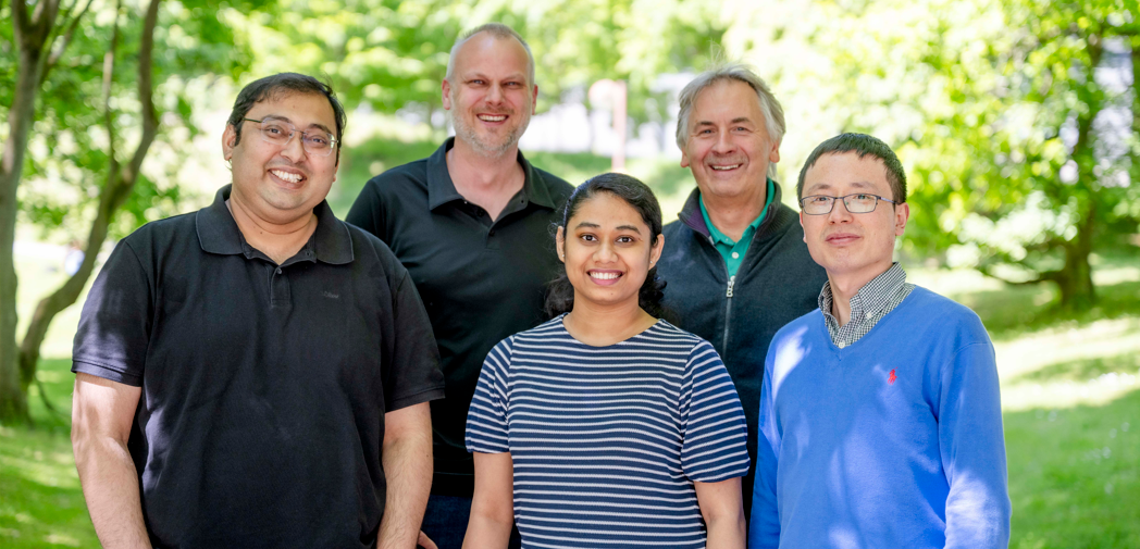 Grüner Wasserstoff - Wasserstoffproduzierender und sauerstoffstabiler Biokatalysator identifiziert Das Bochumer Forschungsteam: Chandan Kumar Das, Lars Schäfer, Subhasri Ghosh, Thomas Happe und Jifu Duan (von links).