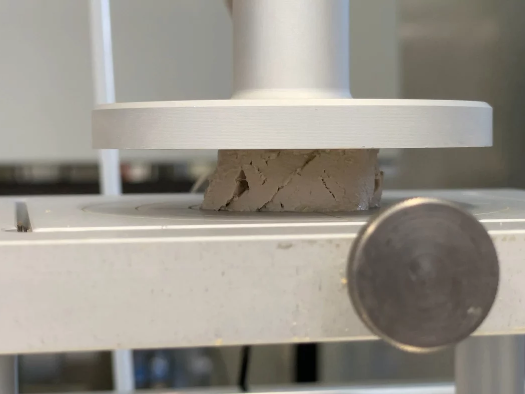 Lebensmittel aus dem Labor für mehr Tierwohl Mit Hilfe der Rheologie können die mechanischen Eigenschaften von echter Foie Gras und der von Vilgis und Team hergestellten gemessen und verglichen werden.