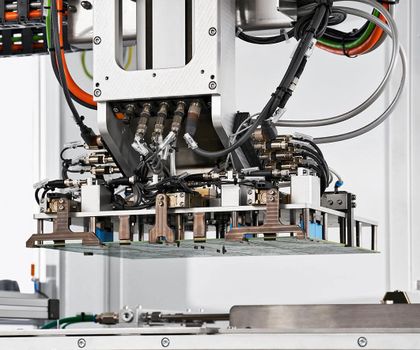 Elektronische Baugruppen: Nutzenlöten mit Spezialgreifer Elektronische Baugruppen: Nutzenlöten mit Spezialgreifer