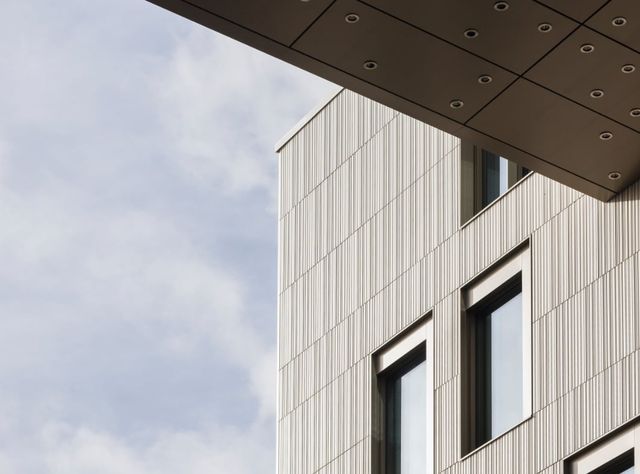 Tonality präsentiert auf der BAU 2025 in Halle A1 an Stand 418 die neuesten Entwicklungen in der Fassadenkeramik – widerstandsfähig, formschön und energieeffizient. Eine Tonality-Fassade