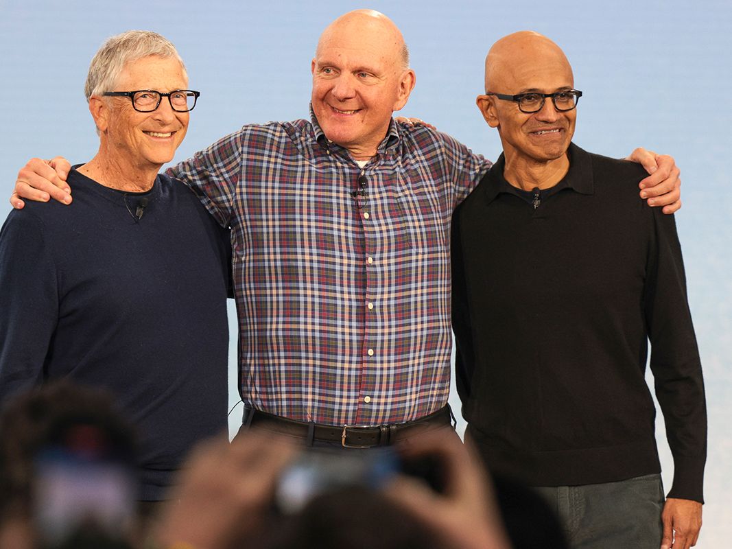 Microsoft-Mitbegründer und ehemaliger CEO Bill Gates (l-r), ehemaliger CEO Steve Ballmer und der aktuelle Chairman und CEO Satya Nadella nehmen an einer Veranstaltung zum 50-jährigen Jubiläum im Microsoft-Hauptquartier teil. Microsoft-Mitbegründer und ehemaliger CEO Bill Gates (l-r), ehemaliger CEO Steve Ballmer und der aktuelle Chairman und CEO Satya Nadella nehmen an einer Veranstaltung zum 50-jährigen Jubiläum im Microsoft-Hauptquartier teil.