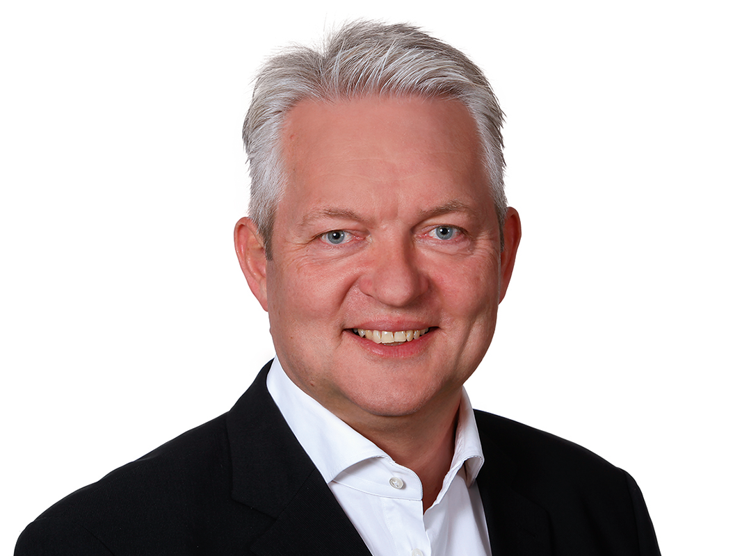 Der Autor: Univ.-Prof. Dr.-Ing. Alexander Verl ist Inhaber der Professur ‚Steuerungstechnik und Mechatronik für Produktionssysteme‘ am Institut für Steuerungstechnik ISW der Universität Stuttgart. Der Autor: Univ.-Prof. Dr.-Ing. Alexander Verl ist Inhaber der Professur ‚Steuerungstechnik und Mechatronik für Produktionssysteme‘ am Institut für Steuerungstechnik ISW der Universität Stuttgart.