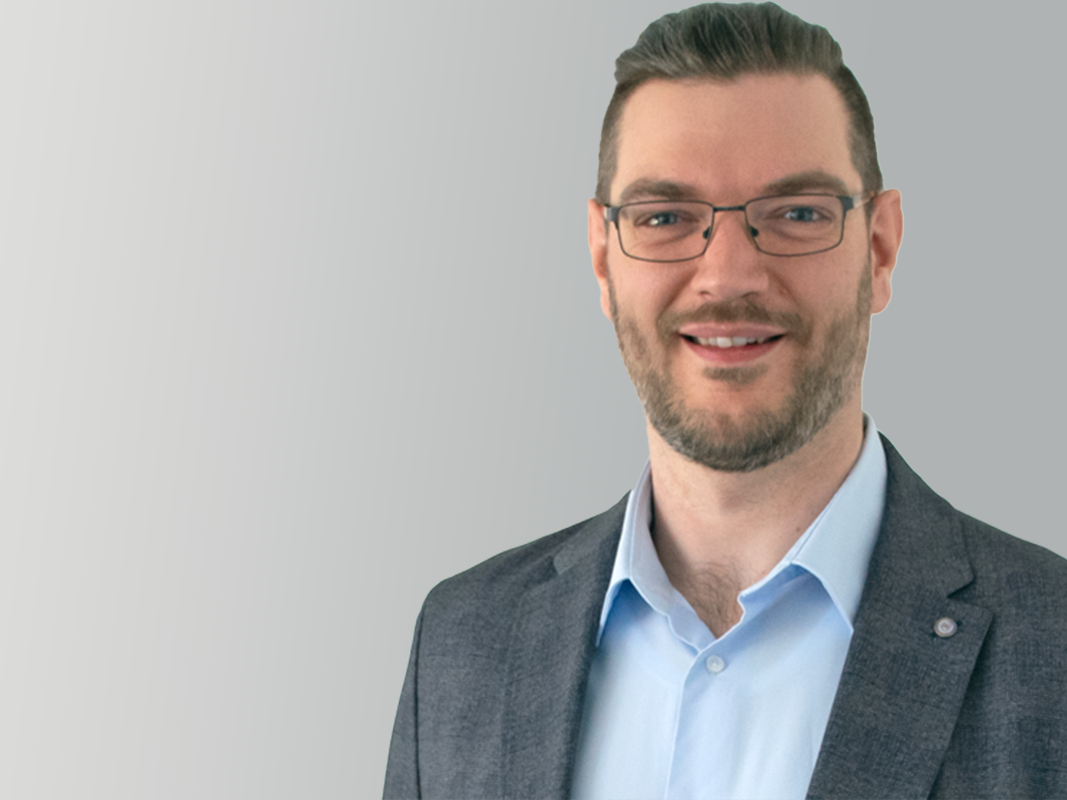 As Product Manager at the Codesys Group, Bernhard Reiter is responsible for activities relating to artificial intelligence. Codesys pursues a pragmatic AI approach: instead of unpredictable control logic, the company relies on assistance systems. Whether chatbot, automated code suggestions or troubleshooting - developers should noticeably save time, work more productively and have more fun. Bernhard Reiter explains the approach.