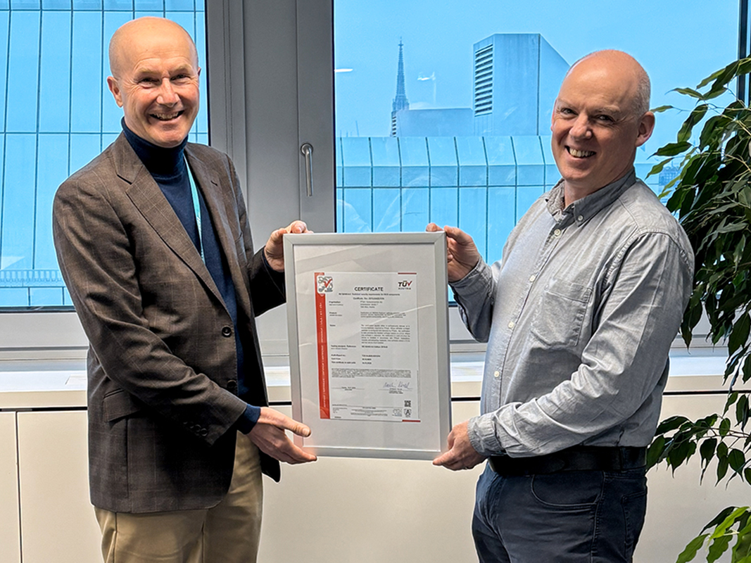 Übergabe des IEC 62443-4-2 Zertifikats durch Alexander Zeppelzauer, Sales Director TÜV TRUST IT (links) an Erwan Sudrat, Director Product Development, TTTech Industrial (rechts) Übergabe des IEC 62443-4-2 Zertifikats durch Alexander Zeppelzauer, Sales Director TÜV TRUST IT (links) an Erwan Sudrat, Director Product Development, TTTech Industrial (rechts)