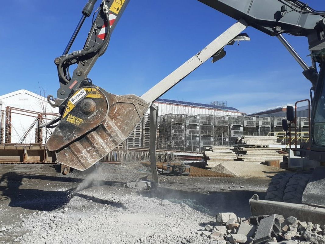 Ein Brecherlöffel BF 70.2 S4 im Einsatz