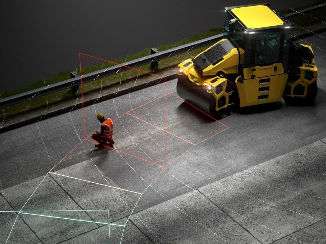 Bomag Emergency Brake Assist: Sicherheitstechnologie für Baumaschinen Ein digitales Modell zeigt den Wirkungskreis des Bomag Emergency Brake Assist einer Tandemwalze