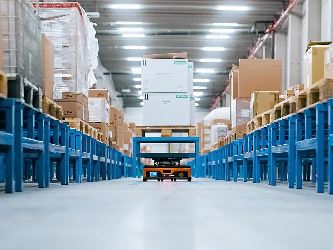 FTS, AGV und Robotik: Automatisierung für die Kontraktlogistik FTS, AGV und Robotik: Automatisierung für die Kontraktlogistik