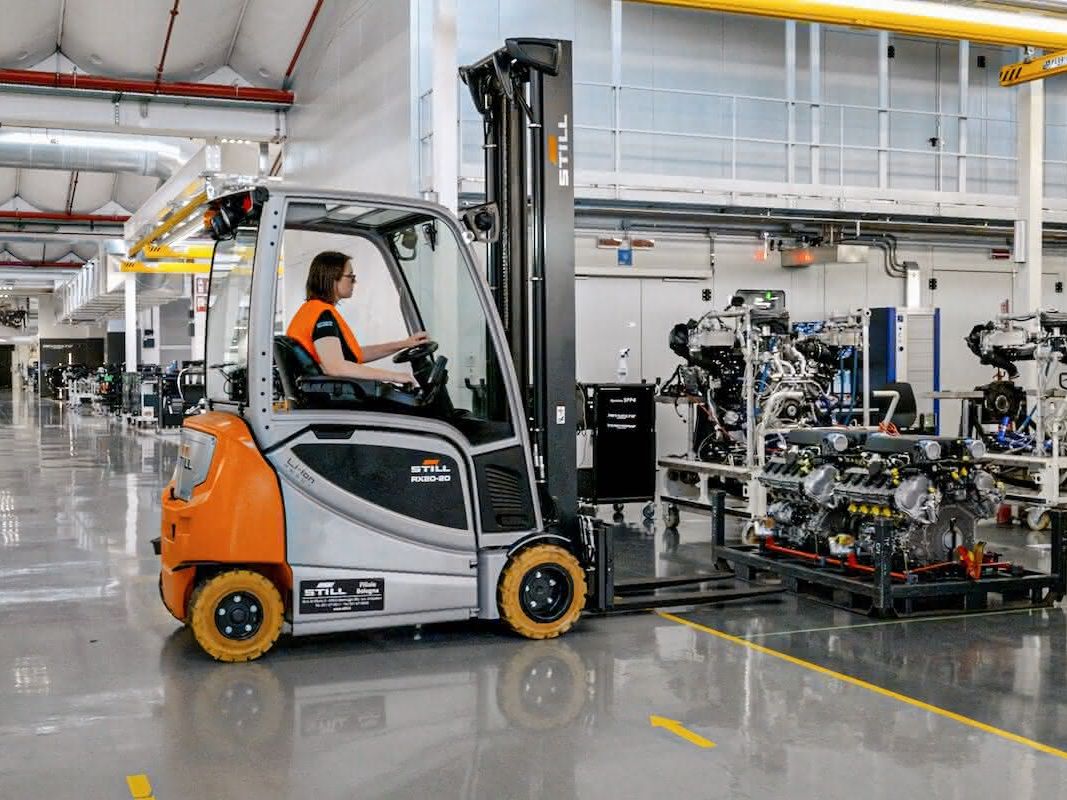 Industrial trucks for luxury cars: Optimized logistics for super sports cars Industrial trucks for luxury cars: Optimized logistics for super sports cars