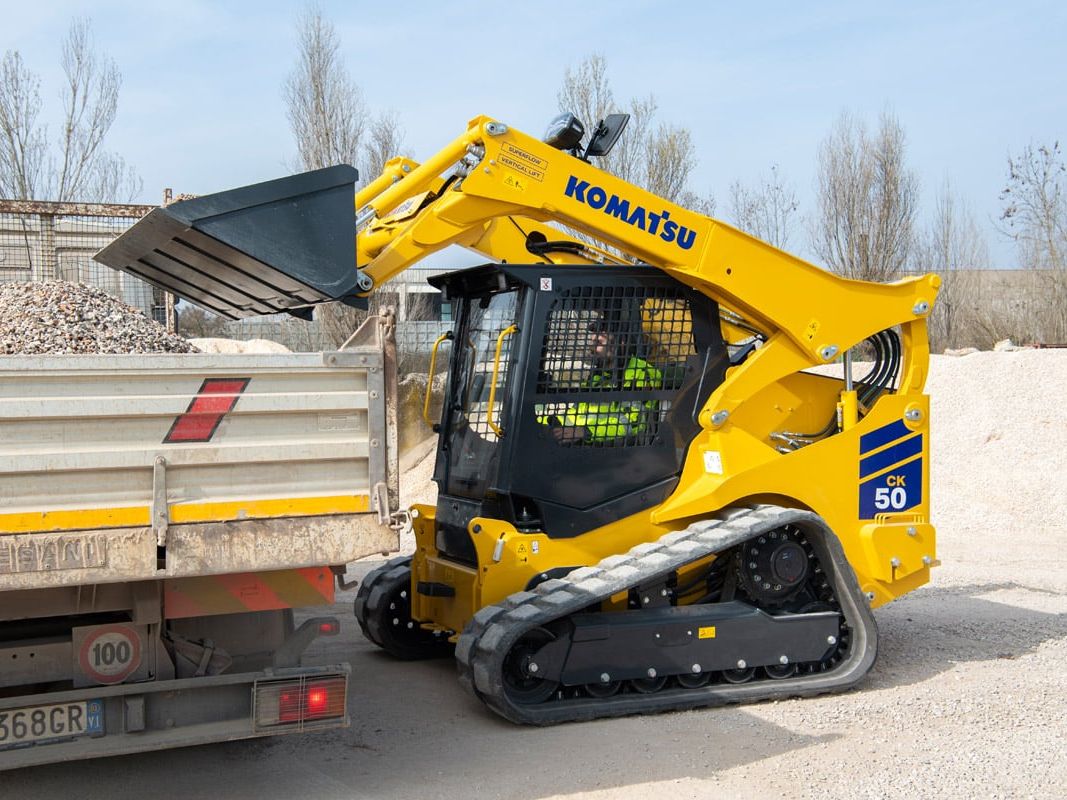 Komatsu Kompaktlader SK40-8 und CK50-8: Mehr Effizienz für beengte Baustellen