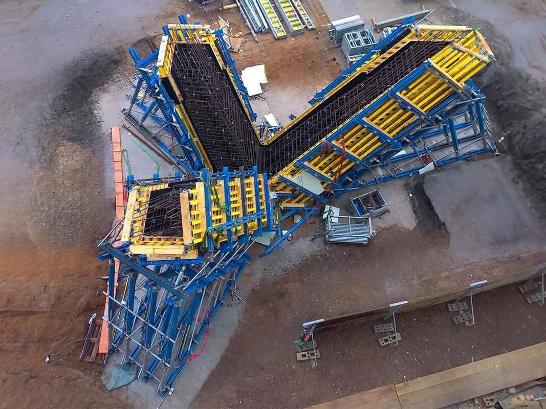 Eine der dreiarmigen Stützen auf der Baustelle in der Ansicht von oben