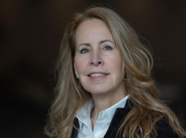Ghislaine Duijmelings, General Manager Ritchie Bros. – International lächelt mit verschränkten Armen