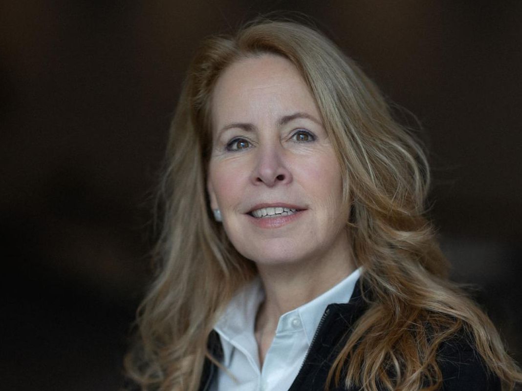 Ghislaine Duijmelings, General Manager Ritchie Bros. – International. Ghislaine Duijmelings, General Manager Ritchie Bros. – International lächelt mit verschränkten Armen