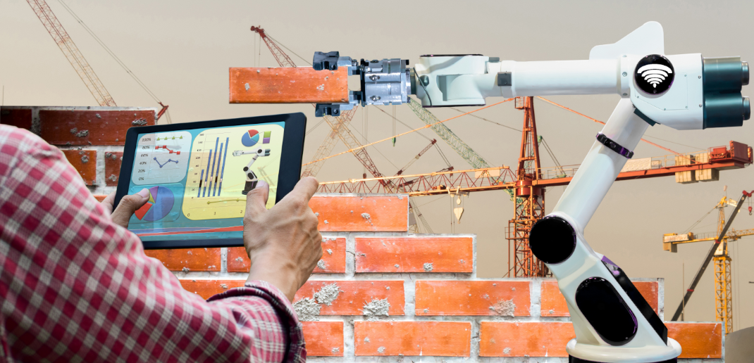 Digitalisierung im Handwerk: Würth unterstützt blue-work Community Ein Arbeiter bedient auf ein einer Baustelle ein Tablet, vor ihm ein Roboterarm, der einen Ziegelstein hält