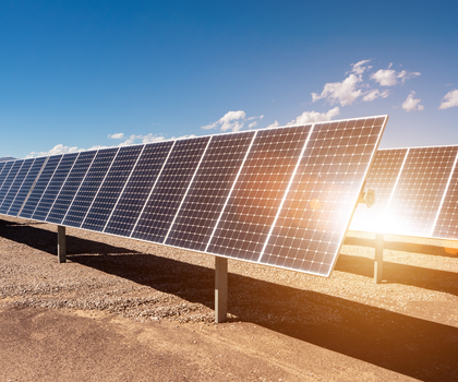 Solarenergie der Zukunft: Molekulare Anker machen Perowskit-Solarzellen wetterfest Großer Aufbau von Perowskit-Solarzellen, die auf Sandboden der Sonne zugerichtet angeordnet sind.