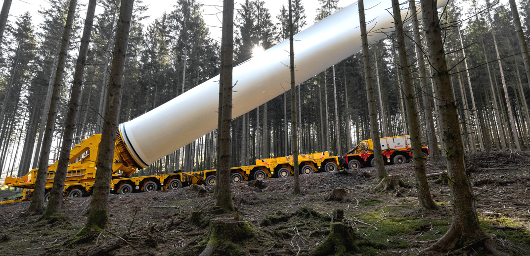 Anspruchsvolle Steigungen inklusive: Innerhalb des Windparks müssen Steigungen von bis zu 16 Prozent bewältigt werden – eine besondere Herausforderung für Transporttechnik und Fahrer.