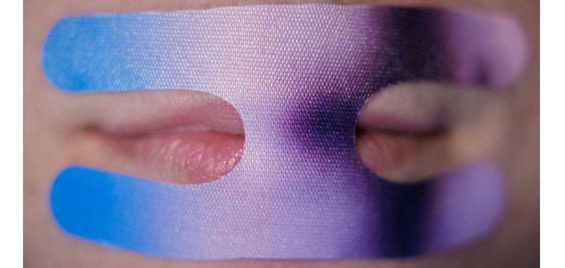 Trend Mouth-Taping: Plaster auf dem Mund soll gegen Schnarchen helfen Mund mit Mundpflaster einem sogenannten Mouth Tape