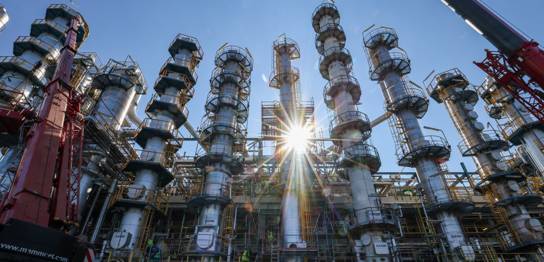 Chemie mit Rekord bei Forschung Sachsen-Anhalt, Leuna: Die Sonne scheint hinter einer 26 Meter hohen Kolonne zur Phenolherstellung bei einem Unternehmen.