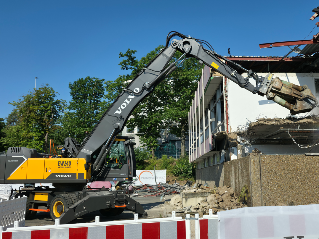 Weltpremiere: Volvo, Husqvarna und Metzner-Recycling realisieren vollelektrischen Rückbau