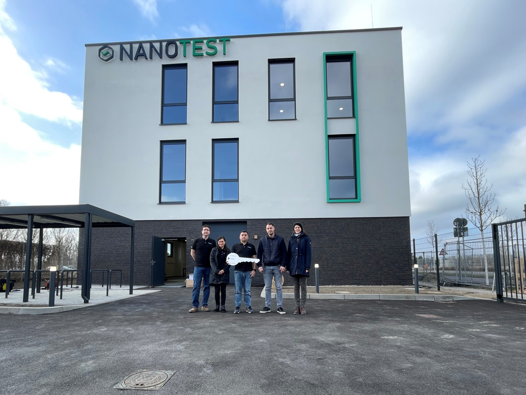 Die GOLDBECK GmbH für die Berliner Nanotest und Design GmbH realisiert ein dreigeschossiges Labor- und Verwaltungsgebäude mit 1.300 m² Nutzfläche, modernen Laborräumen, Büroflächen, Produktionshalle und Werkstatt in Adlershof. Die GOLDBECK GmbH für die Berliner Nanotest und Design GmbH realisiert ein dreigeschossiges Labor- und Verwaltungsgebäude