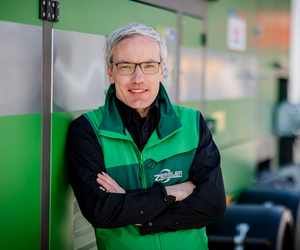 Mathias Fritsche, CEO von Zemmler Siebanlagen, lächelt vor einer Siebanlagen stehend in die Kamera. Mathias Fritsche, CEO von Zemmler Siebanlagen, lächelt vor einer Siebanlagen stehend in die Kamera.