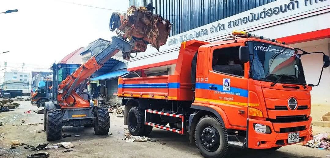 Paus-Lader Ein Paus-Lader belädt einen Muldenkipper in Thailand